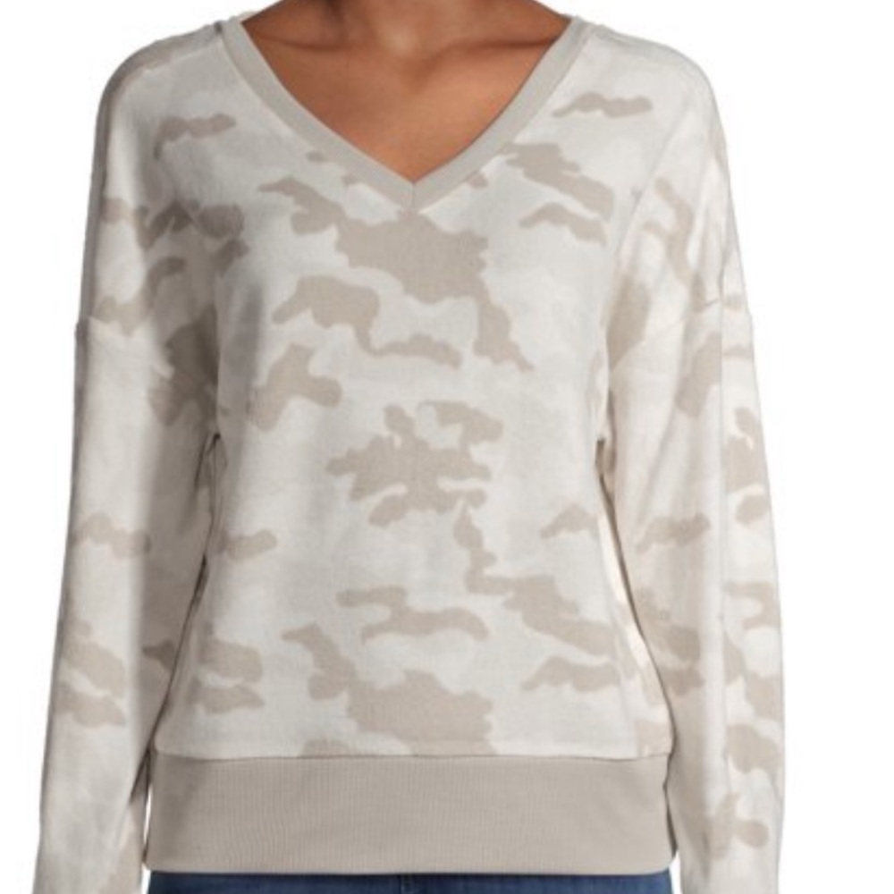 Derek Heart Fuzzy Criss Cross Camo Sweater in Gray Size Medium NWT